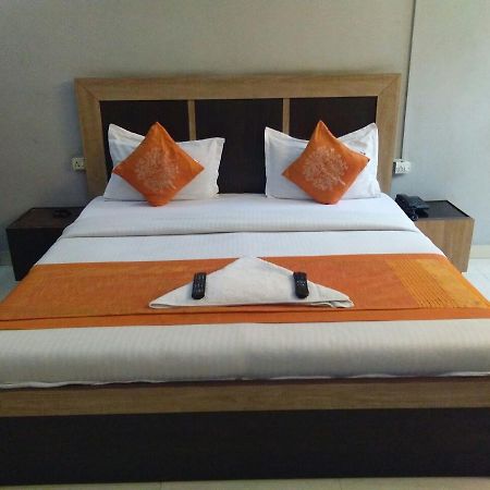 Hotel Samridhi Palace Juhi Bari Bagian luar foto
