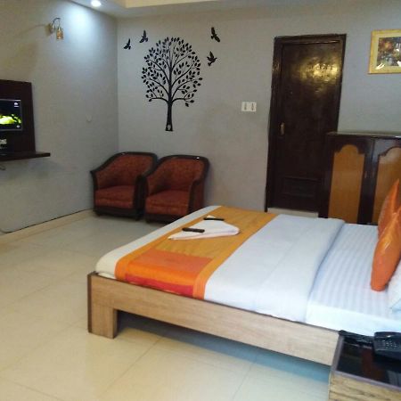 Hotel Samridhi Palace Juhi Bari Bagian luar foto