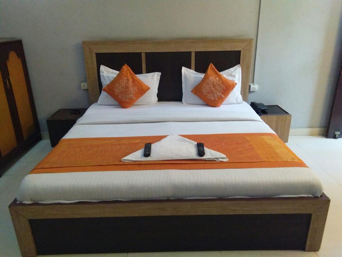 Hotel Samridhi Palace Juhi Bari Bagian luar foto