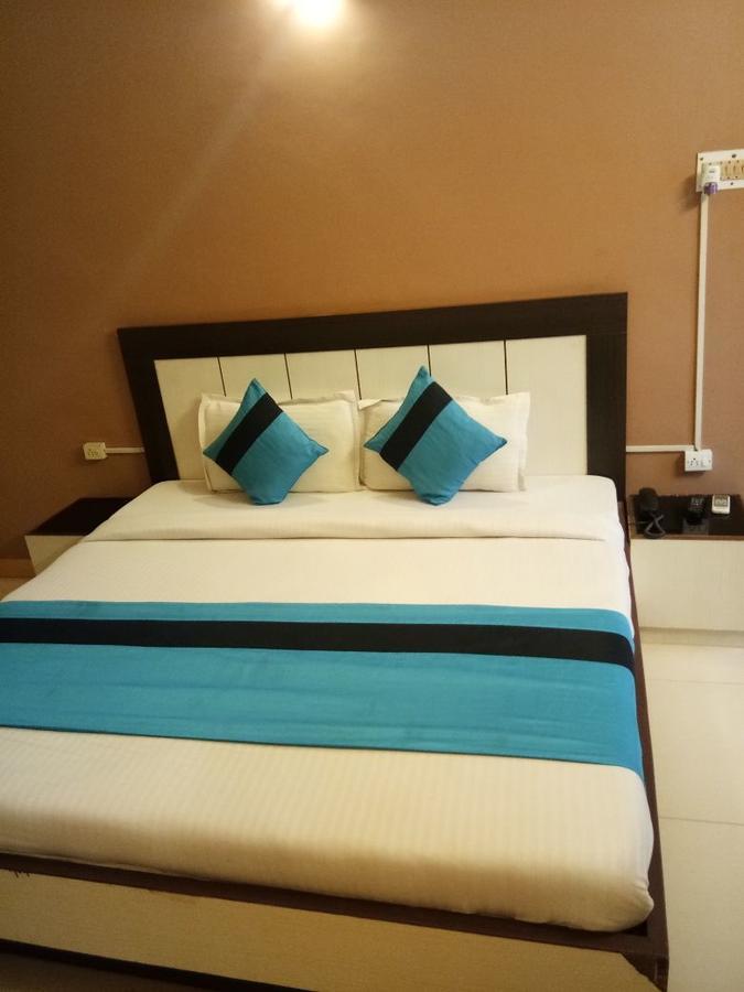 Hotel Samridhi Palace Juhi Bari Bagian luar foto