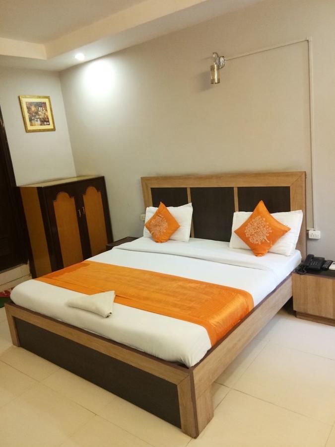 Hotel Samridhi Palace Juhi Bari Bagian luar foto